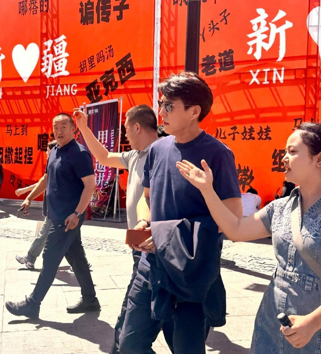 49岁靳东现身乌鲁木齐美食街，穿着一身正装，身材好长得帅，气质超好，好像来视察的