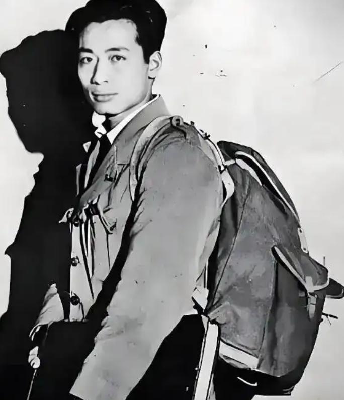 1933年，希特勒会见了一位骑自行车周游世界的中国青年卢子鹤，翻看他签名本后讲了