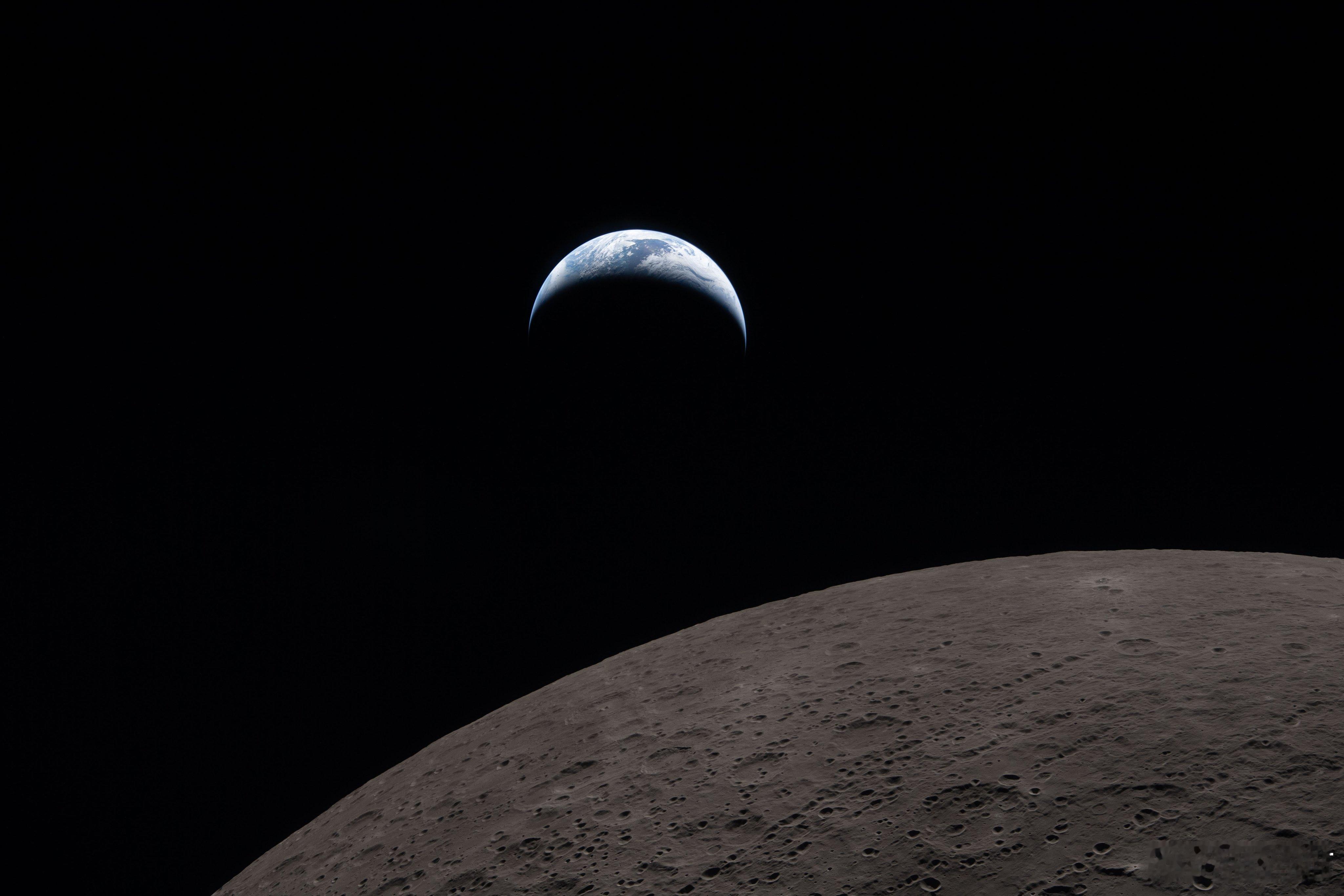 NASA又更新了一组之前绕月飞行过程中拍摄的地球高清照片