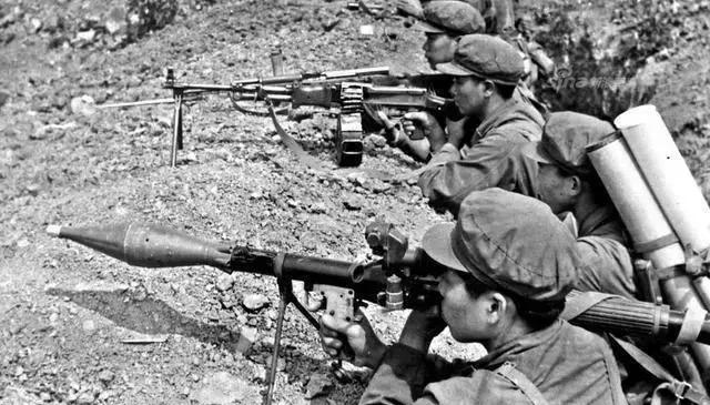 1984年，我军一个班长击毁一辆坦克，连长帮他报请二等功，谁知上级却不同意：“你