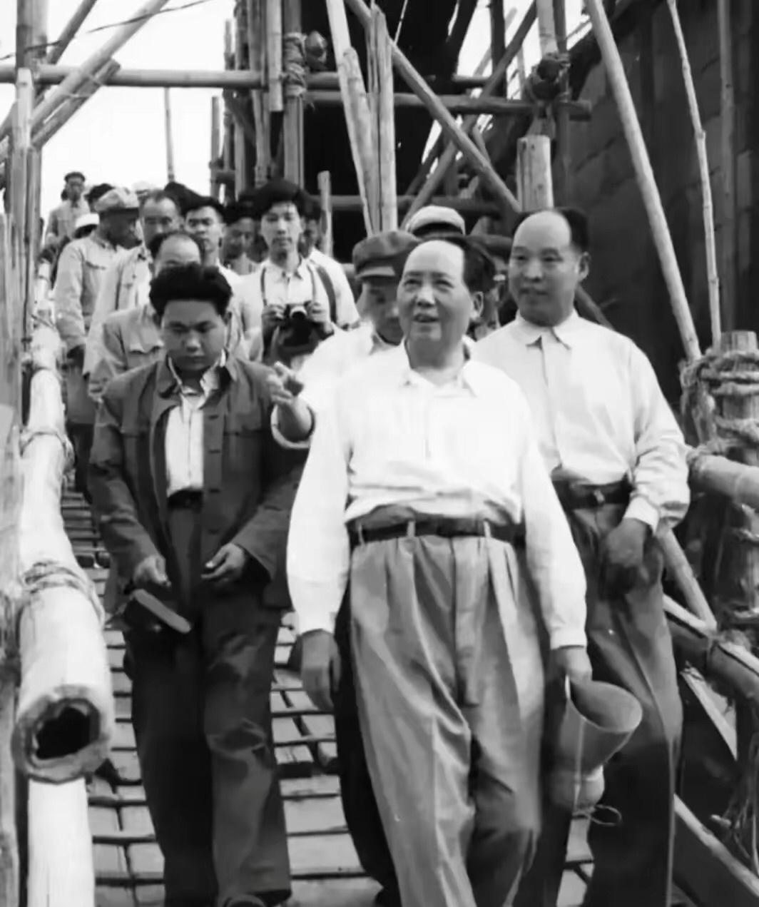 新中国成立后，北京市到处都是一片废墟，没有正常工厂，街道也不整齐，毛主席十分重视