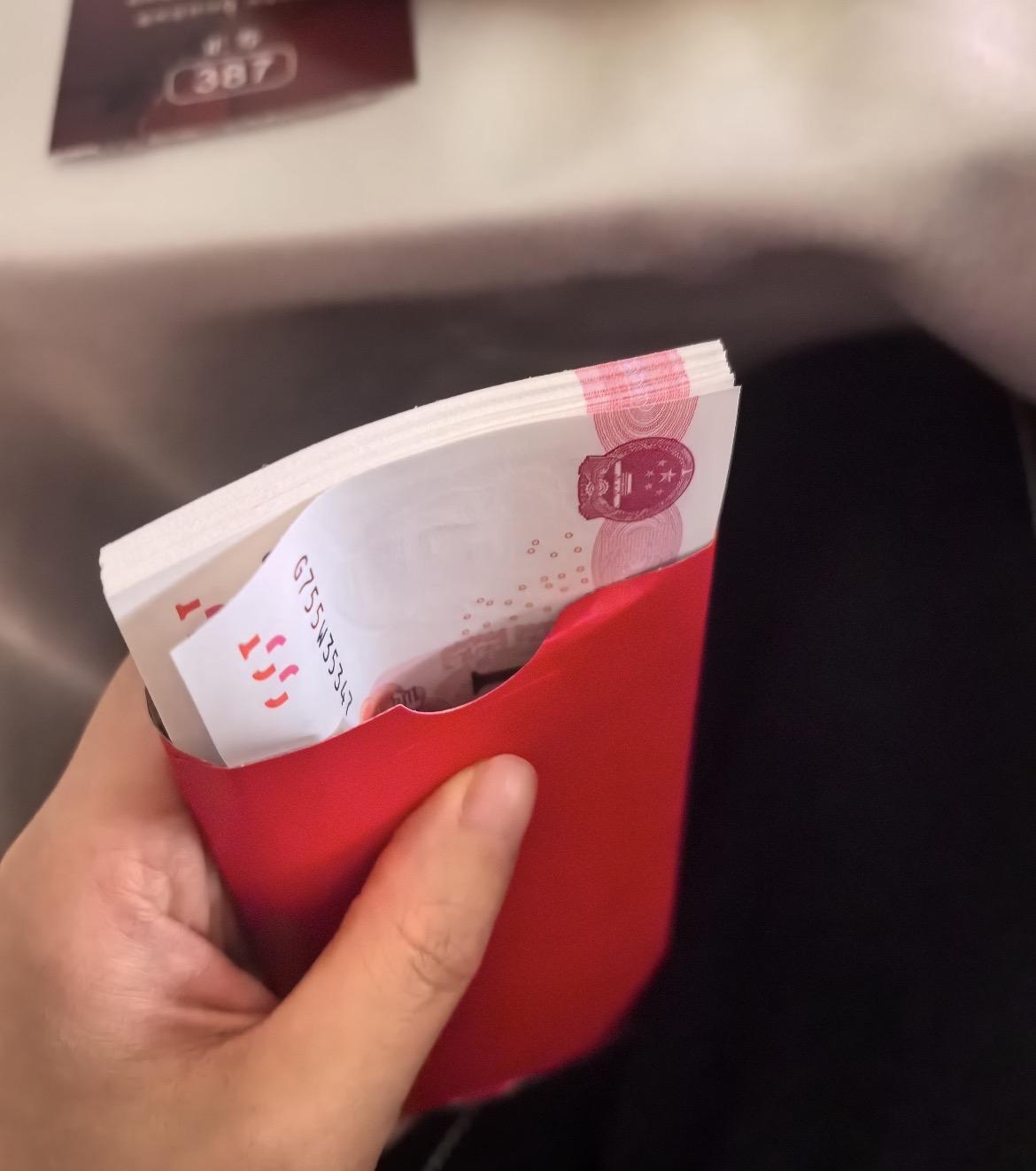 儿子结婚，姑姑随了五千。我心里一热，这份情得记牢。没过几天，听说她家闺女要出