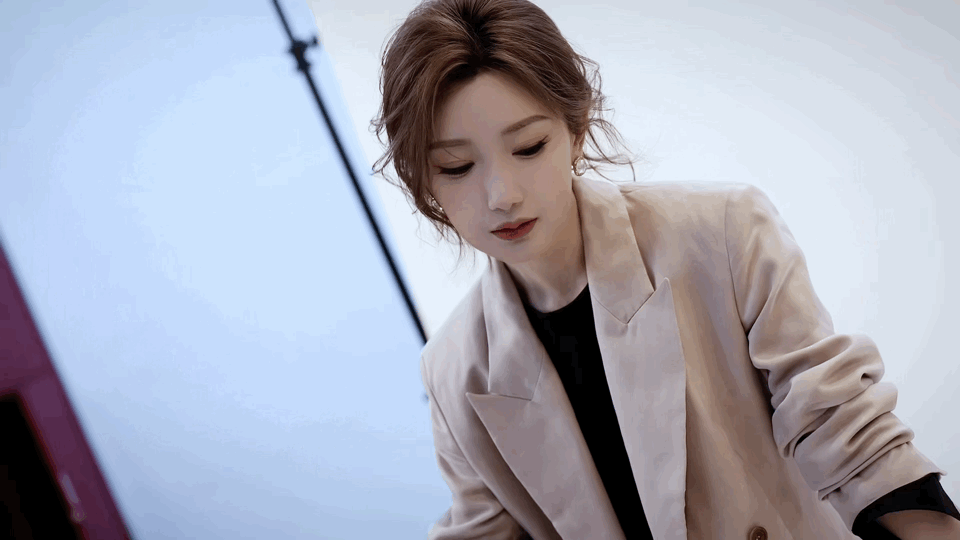 毛晓彤这组完全妈咪级别反复沦陷在毛晓彤的颜值里！浅西装+黑裙又美又飒，自带强