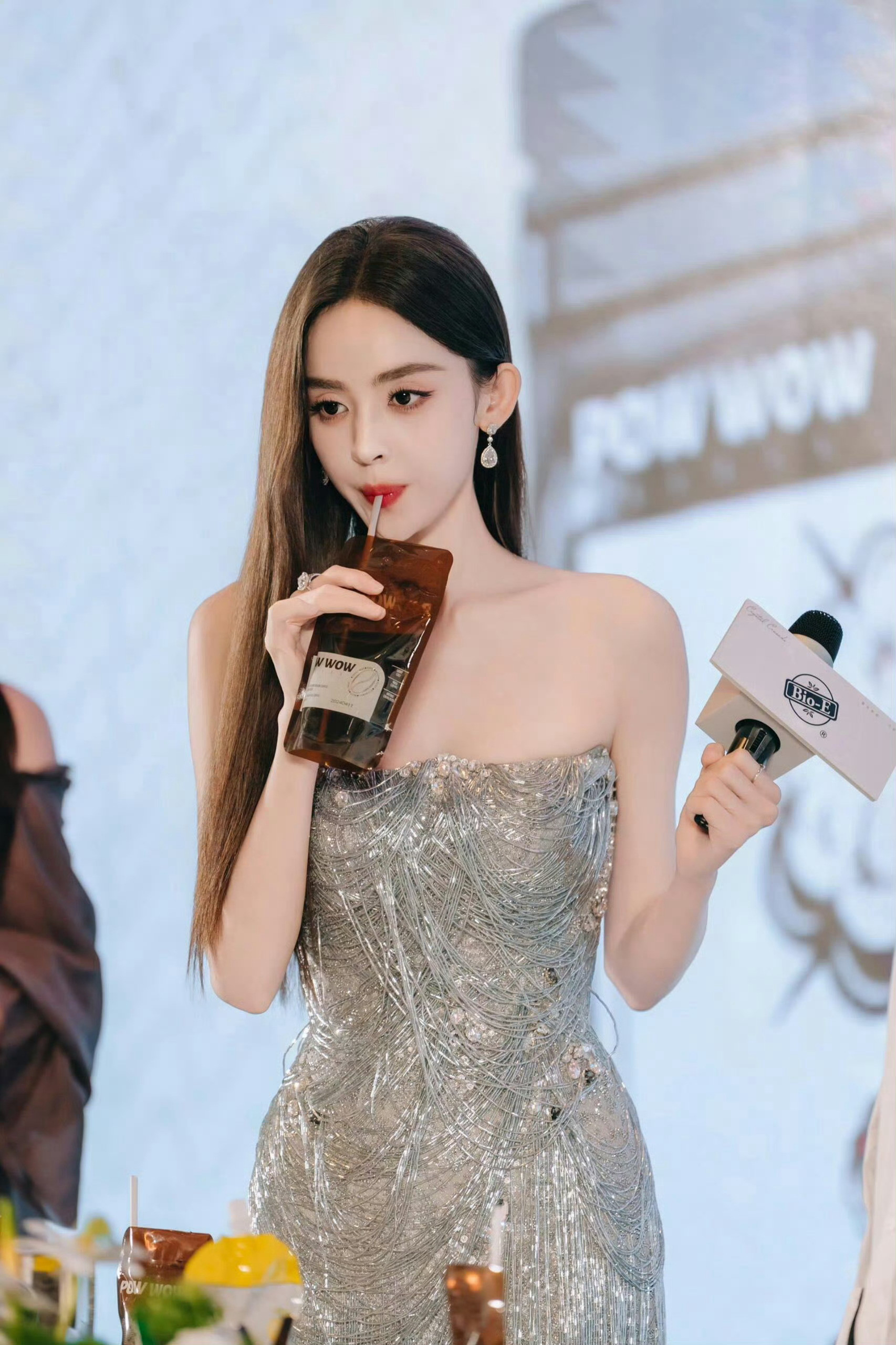 娜扎发了21秒的语音娜扎银色抹胸裙