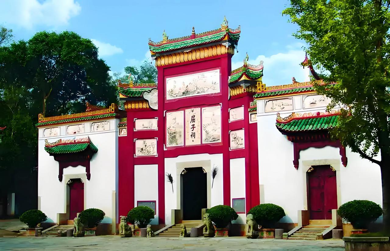 七律：拜谒屈子祠谛听滩声吊逝川，酬时无计惜当年。张仪得逞如簧舌，郑袖重开掩鼻