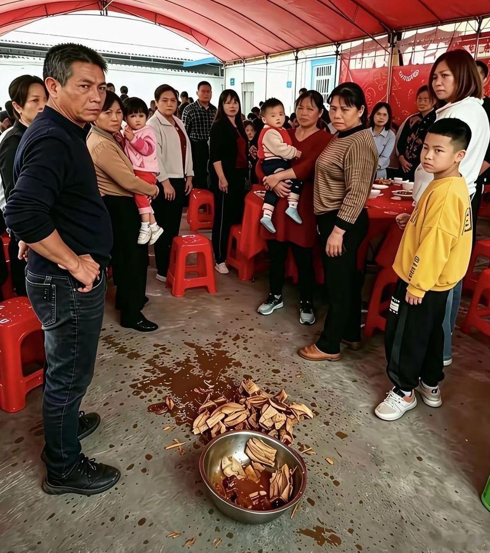 这席怕是吃不成了，一盆五花肉全部倒地上了