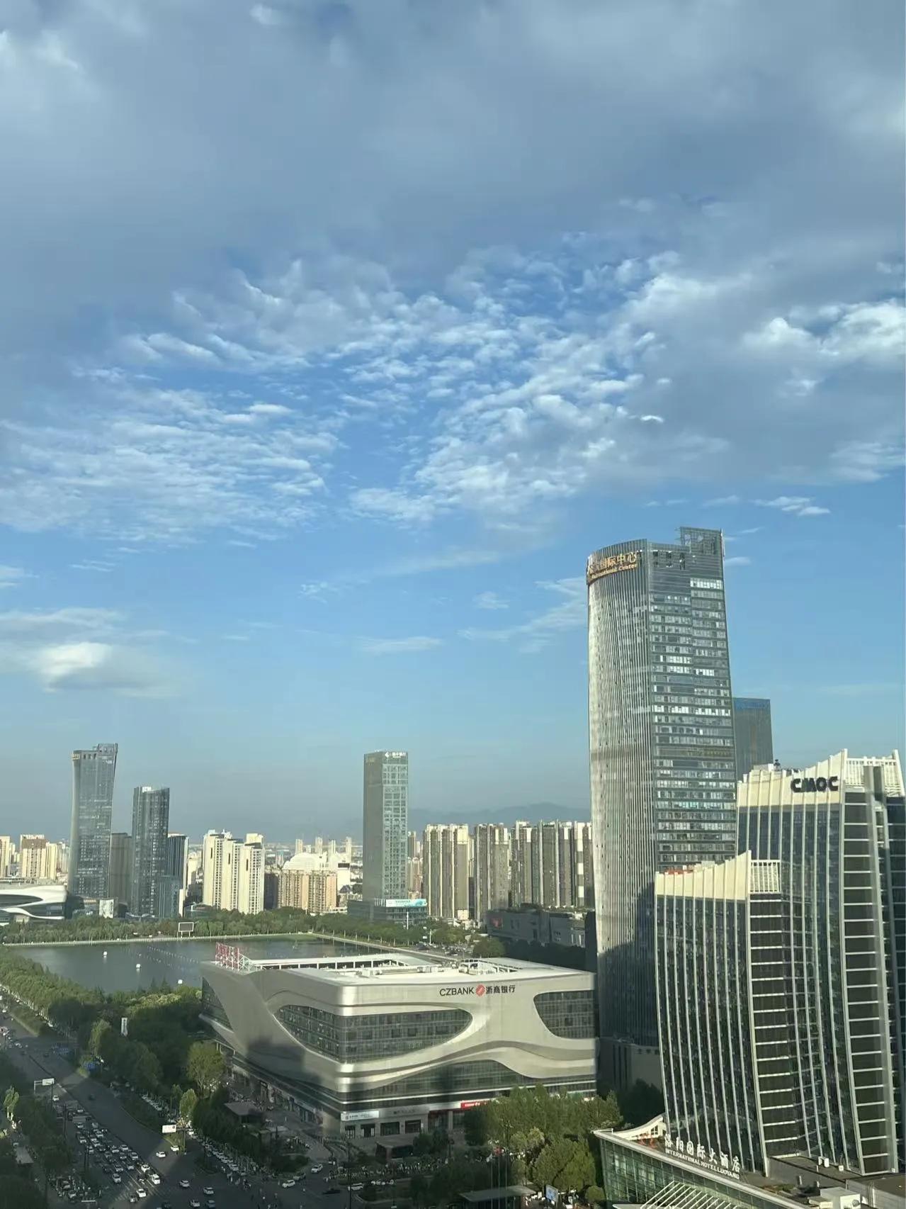 随手一拍的壁纸！洛阳的夏天，时间：下午六点左右。感觉洛阳现在越来越美，随手一