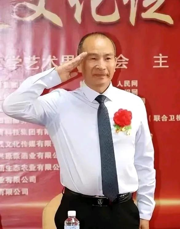 这人叫阮少平，自己说自己是中国科学院院士，可实际上根本不是。这就是第一个大造假—