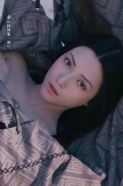 娜然霍启山娜然低调清醒，美貌与智慧兼备，能吃苦肯沉淀，凭借《封神》妲己一角凭实