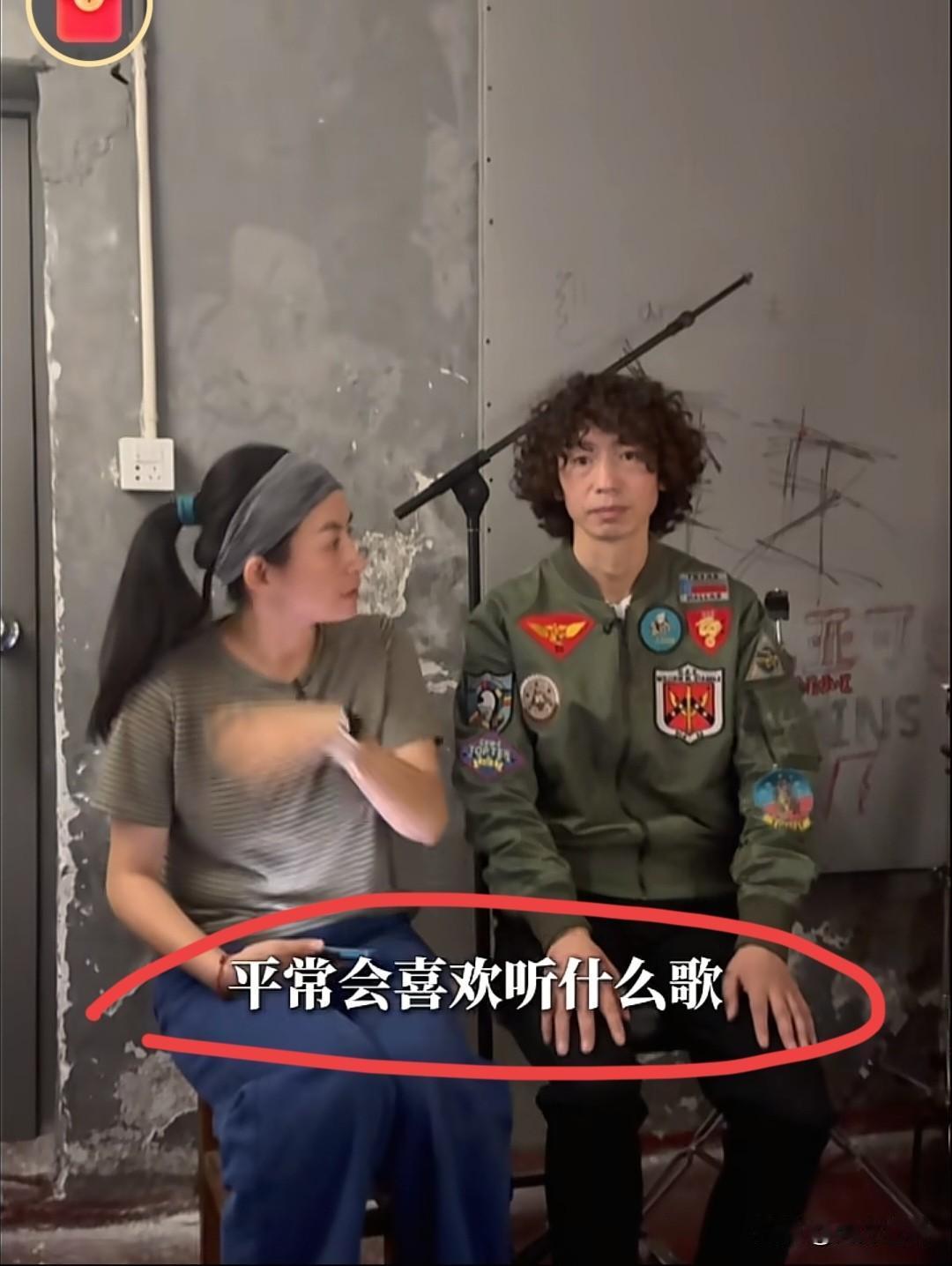 国际巨星庞麦郎接受自媒体专访，面对镜头他说自己偶像是音乐教父罗大佑，继续努力，希