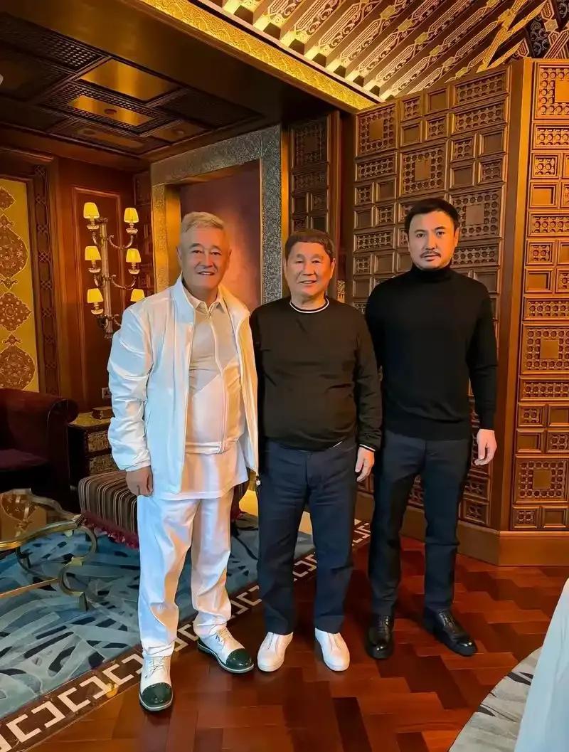 我就想知道这张照片里站在中间位置的这个矮个子大佬是谁？他怎么看着比赵本山和沈腾还