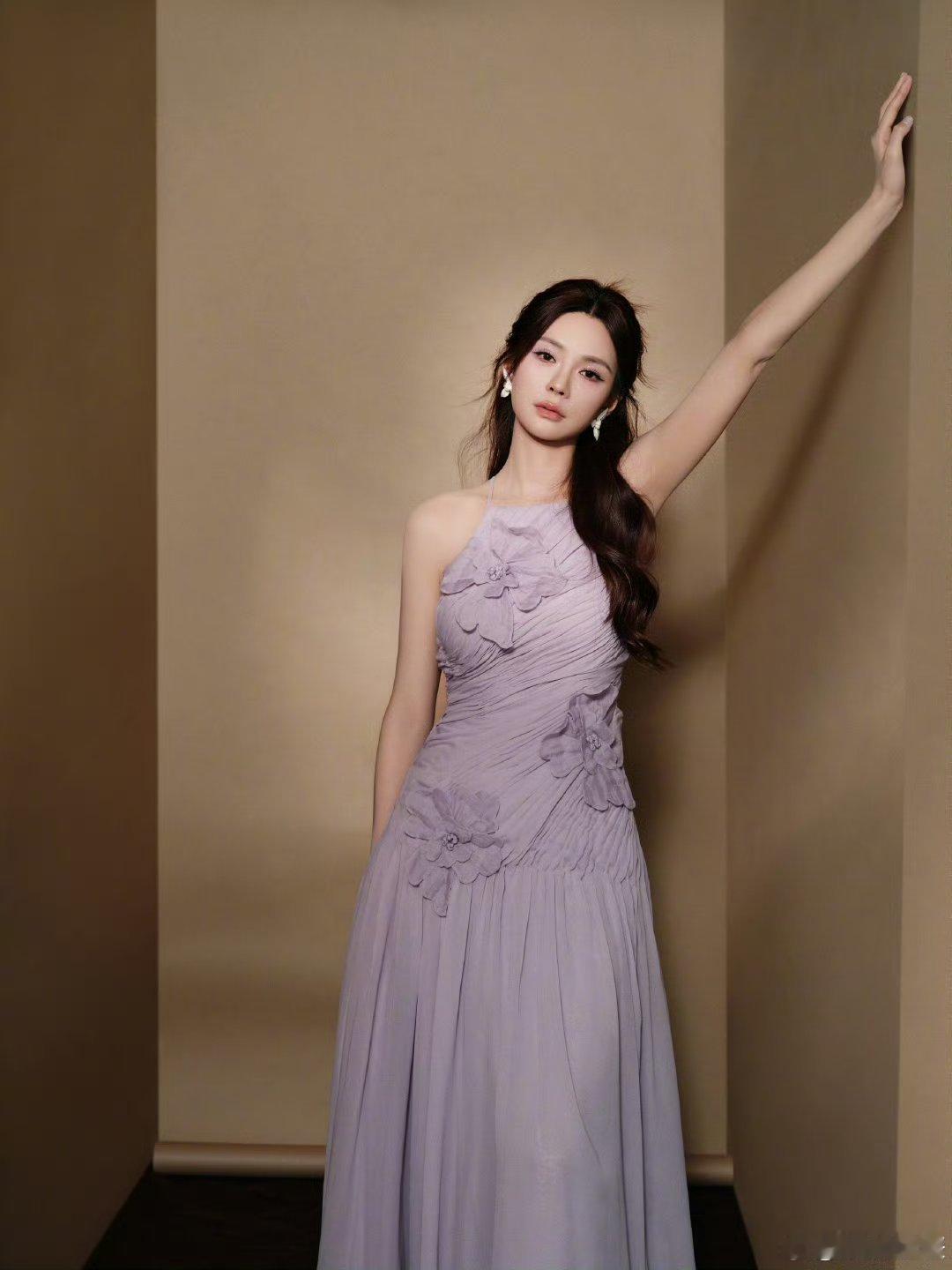 沈梦辰居然奔四了笑晕，当场为所有30+正名！看看这少女感，年龄在她这儿就是个数