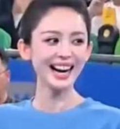 古力娜扎于2026年10月12日亮相武汉网球公开赛，担任王欣瑜对阵王曦雨比赛的特