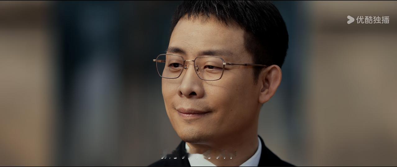 《以法之名》这部剧又进入了幽默时刻！那就是张译饰演的洪亮检察官回老家看父母。