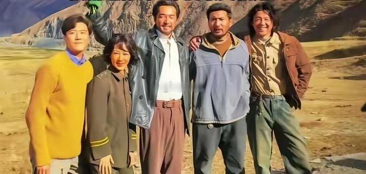 胡歌和杨紫拍新剧，没耍咖，没摆烂。杨紫瘦了十五斤，学手语三个月，直接住进特教学校