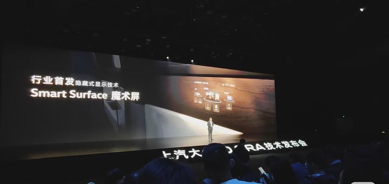 大众这块隐藏屏实用吗？这两年车内屏幕越做越多，但一个现实问题也越来越明显：信