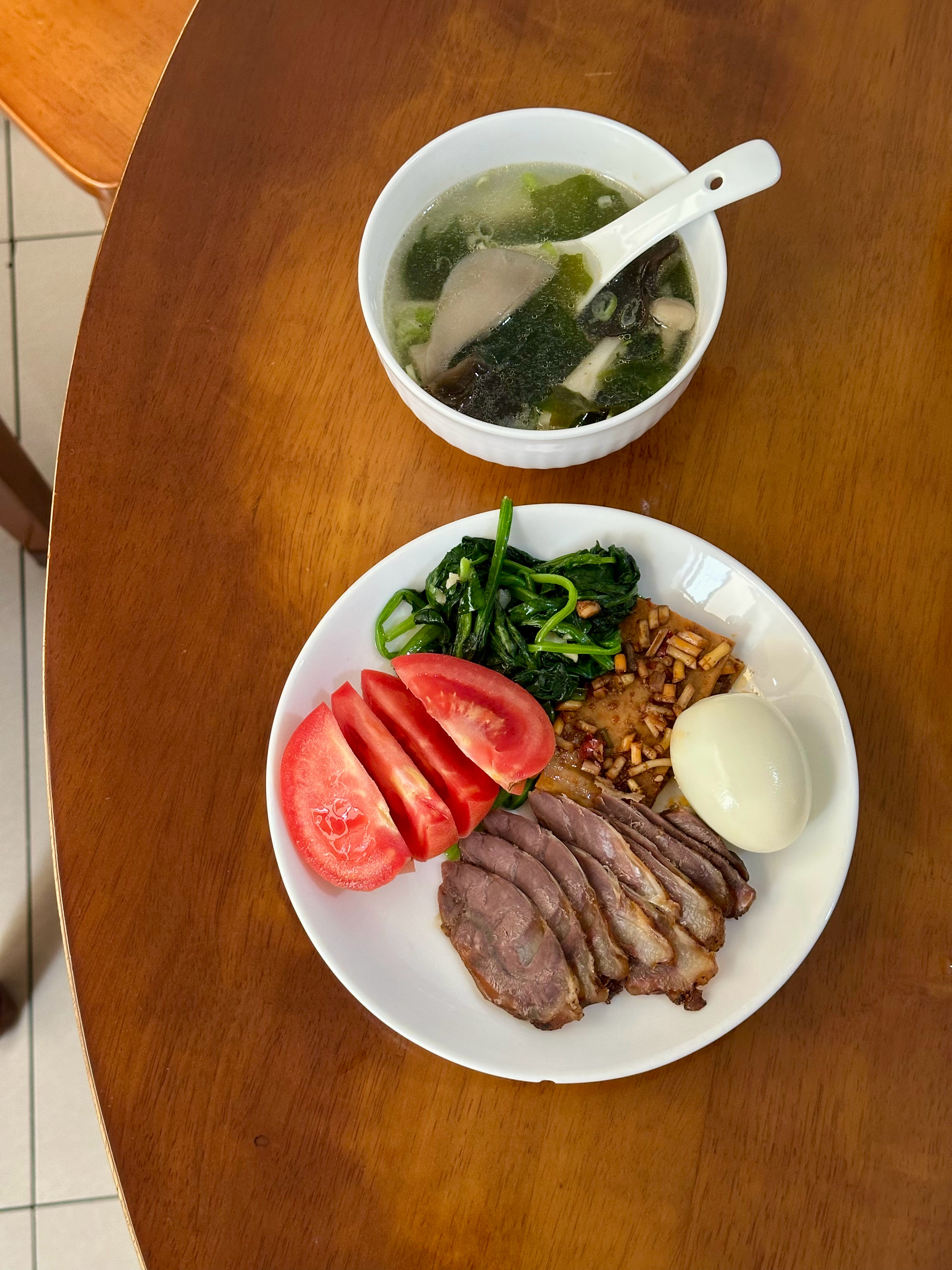 夜饭，冷盘配热汤。成都