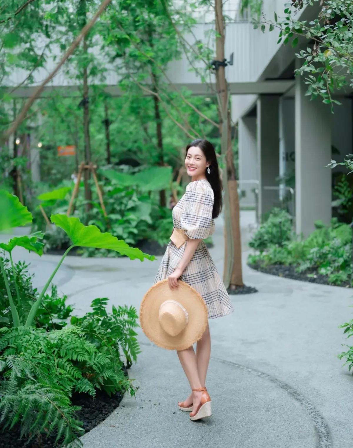 这套穿搭是清新复古的格纹泡泡袖裙装风，温柔甜美又自带法式松弛感。浅棕格纹连衣裙自