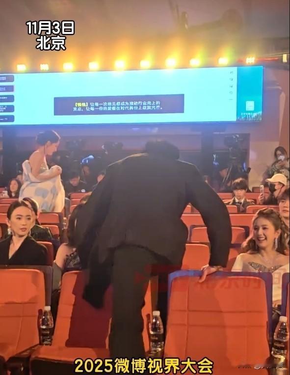 你们猜，“翻椅子”找白鹿的这位是谁？没错，是王鹤棣！原来王鹤棣“翻椅子”的目