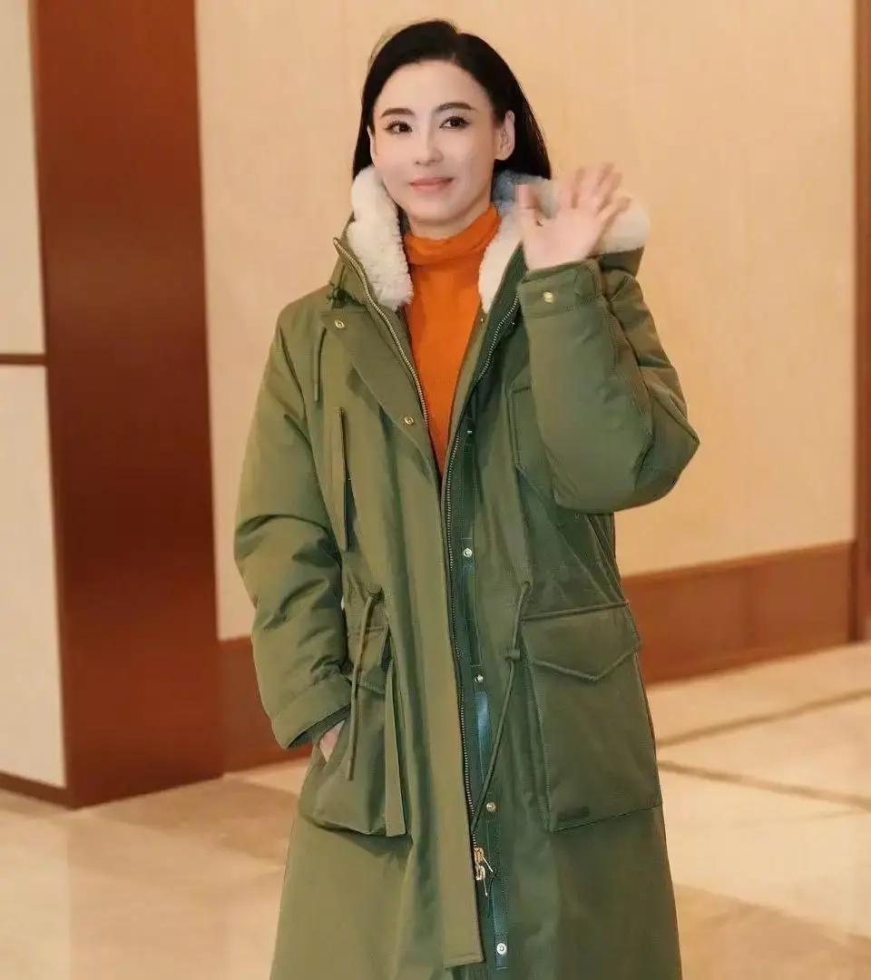 2.3亿围观！军大衣炸场张柏芝把军绿色棉袄穿成热搜。机场图里，她顶着素颜，