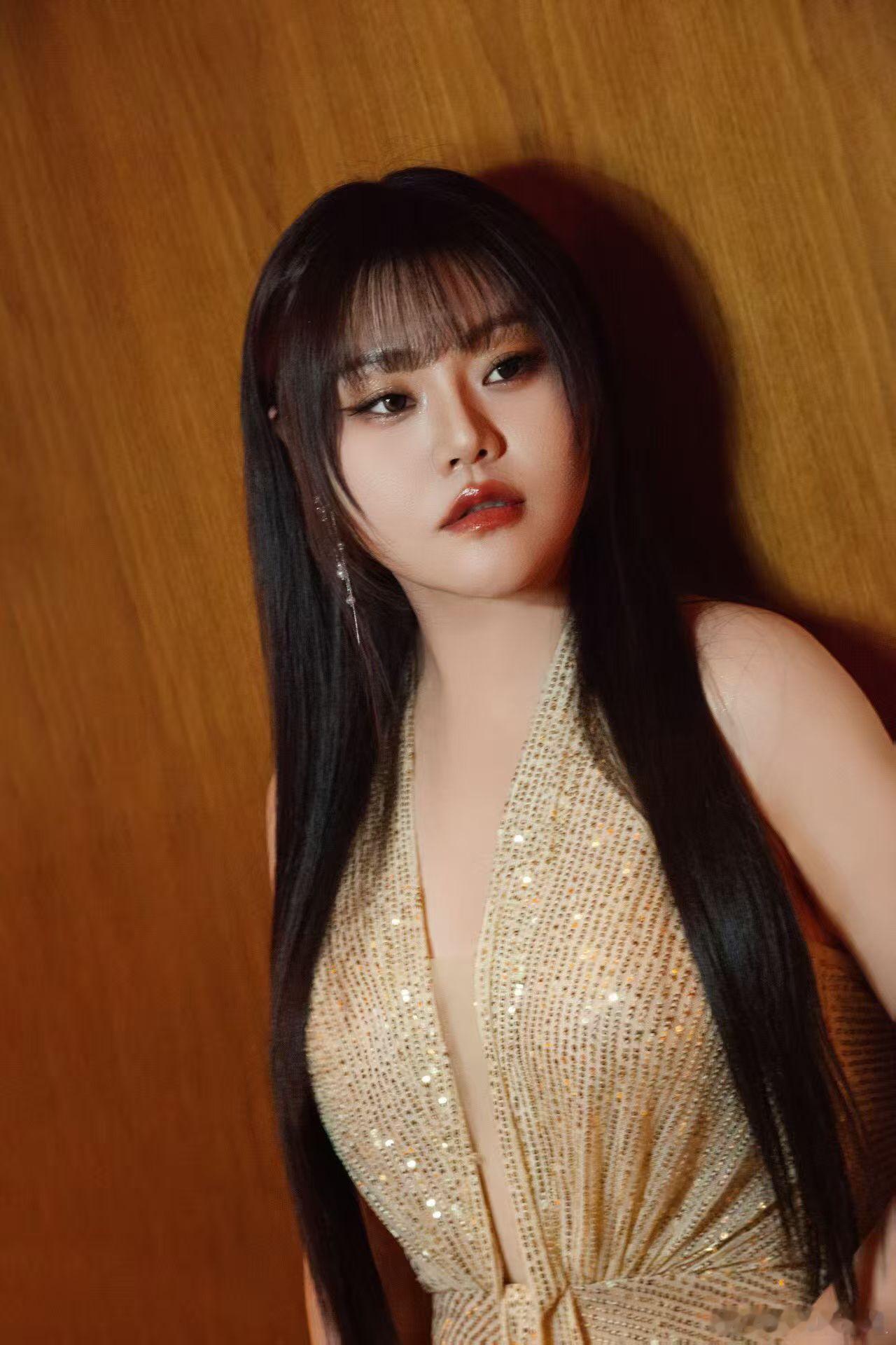 来几张美女写真