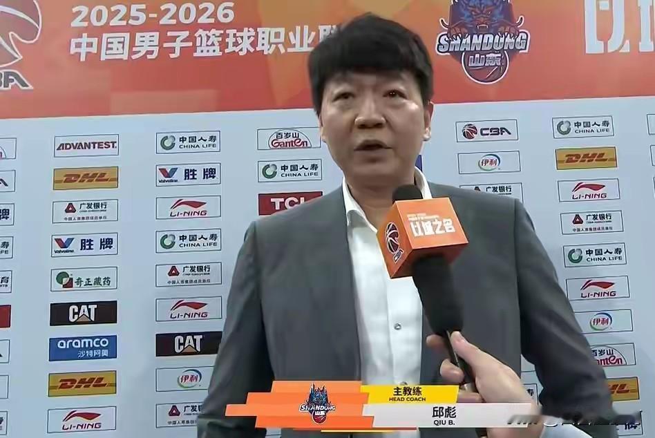 看来邱彪真的是心凉了，山东队一波五连败，排名直接从第四名掉到了第八名，为什么邱彪