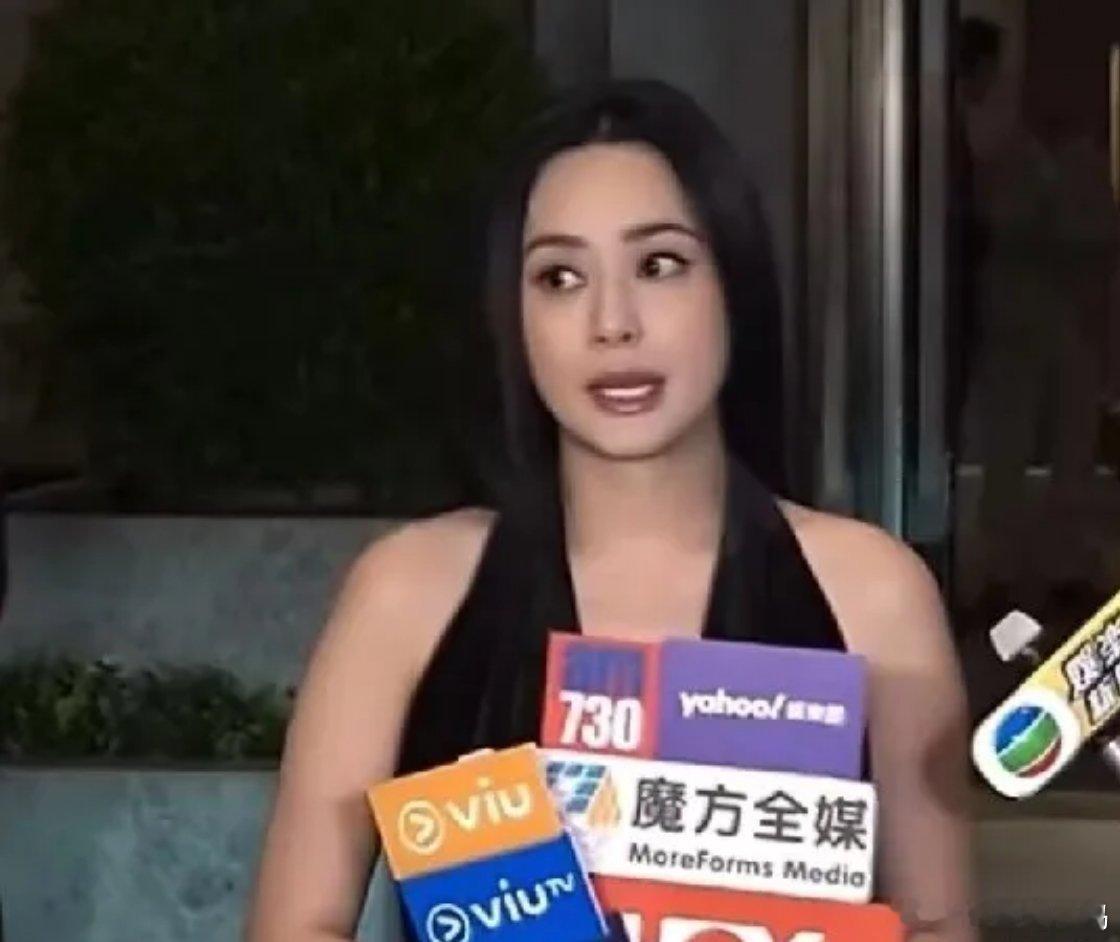 阿娇在杨受成夫妻红宝石婚庆典上的状态确实让人眼前一亮。被问起是否会多喝几杯庆祝时