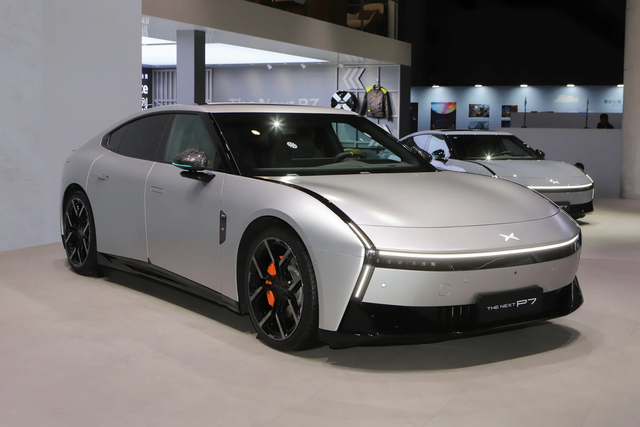 看车还是要看实车，渲染图跟实车比还是有差距的。小鹏P7帅