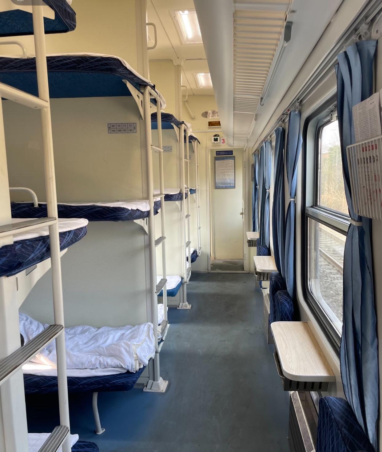 很多人抱怨说，买火车票买不到，上了火车后发现，车上有很多空位，没有人坐。其实，1