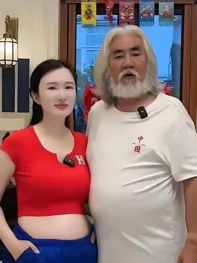 张纪中过年探望杜星霖父母，娘家再远也要去！过年了，张纪中也要陪伴妻子杜星霖回娘