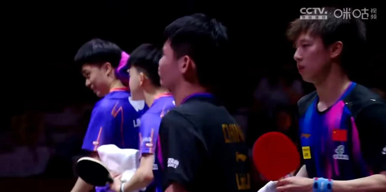 王皓眼前一黑，又送走一对男双！中国队想实现卫冕五枚金牌梦想落空！男单，薛飞输