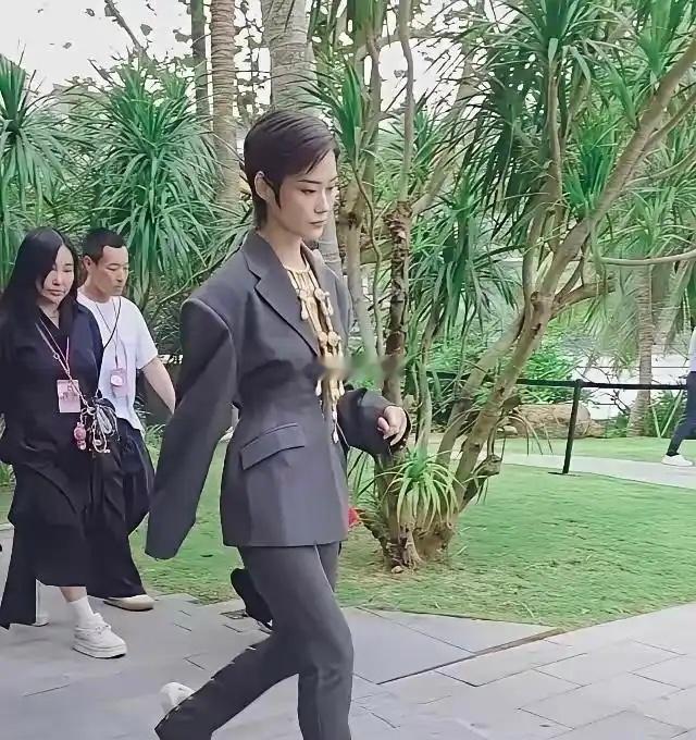 这个居然是李宇春，她的造型师该下班了