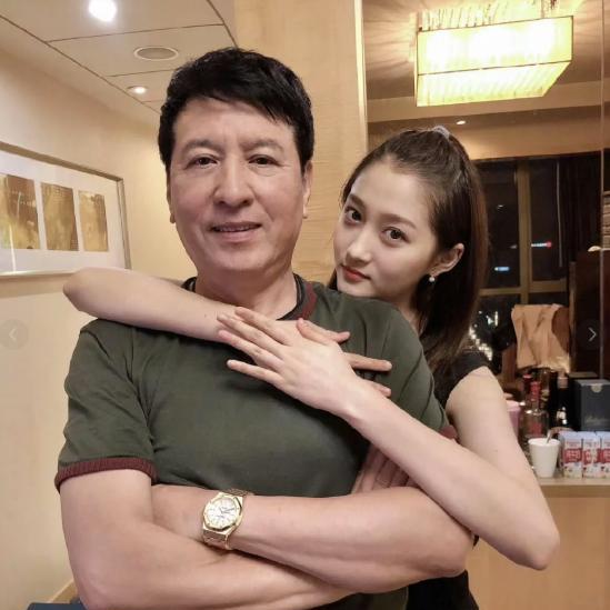 关晓彤父亲突然冲上热搜，神操作让网友开始浮想联翩，背后是否隐藏着娱乐圈大瓜，其实