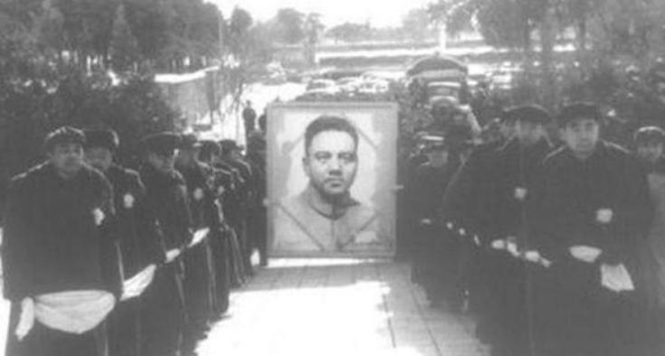 长征时他将周恩来抬出草地，19年后，周恩来亲自抬棺送他最后一程“1935年8月