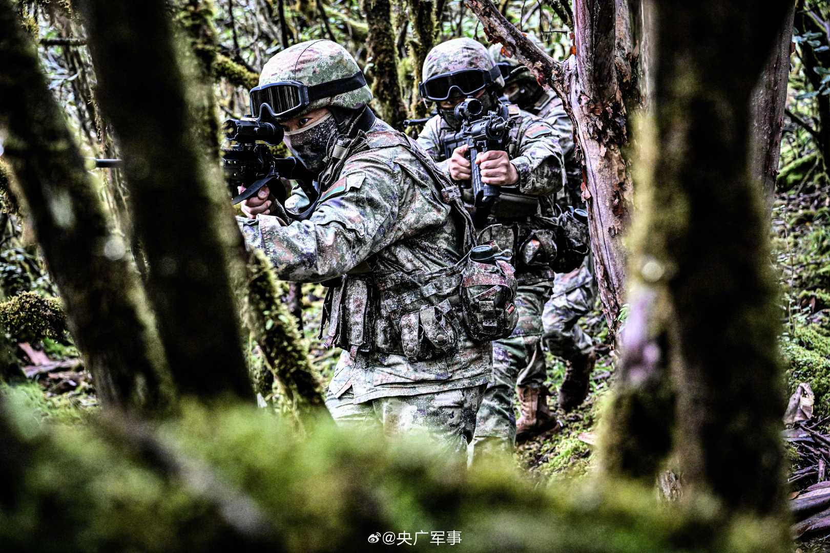【太帅了！#高原侦察兵演练现场超硬核#[墨镜]】近日，西藏军区某旅组织侦察分队在高原某训练场开展战术