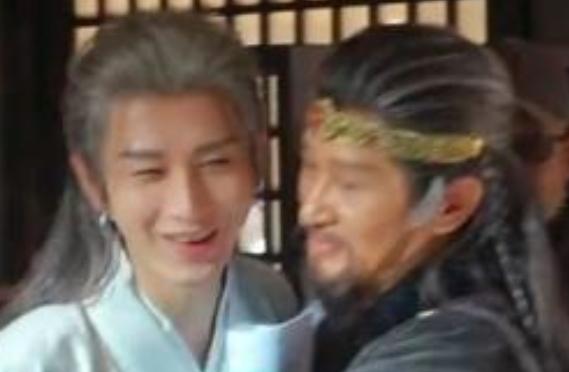 成毅与王劲松在新剧《长安二十四计》中再次搭戏。该剧已于12月7日宣布定档，将于1