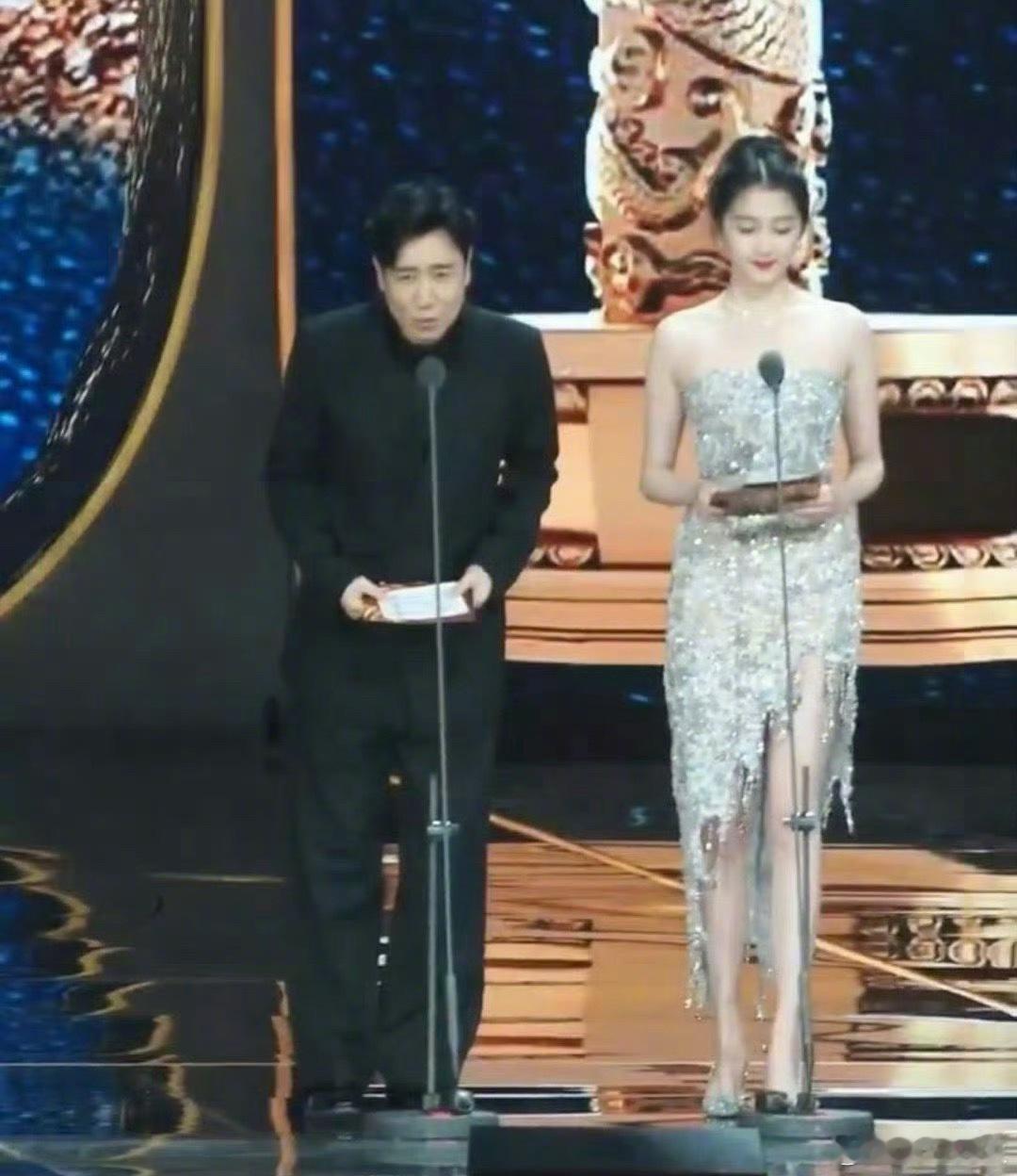 “感觉这是最适合关晓彤的一次造型了衣服完全扬长避短了🤩”​​​​