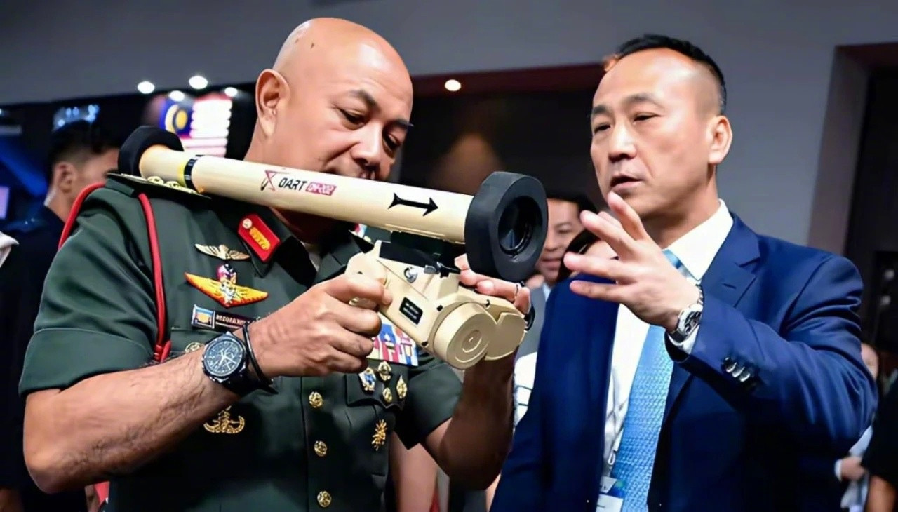 中国独创武器，世界最小导弹！  在近期马来西亚防务展现场，外军人员正体...