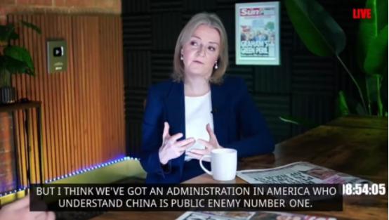 英国前首相特拉斯北京时间1月29日在访谈节目中表示：“美国人知道中国是头号敌人，