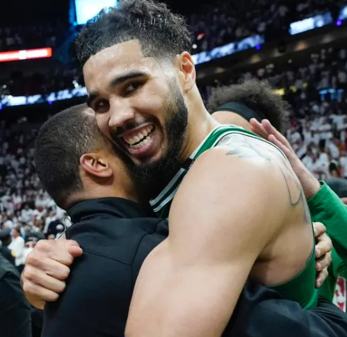 凯尔特人球员杰森-塔图姆生涯至今在季后赛中击败过的球星，详情如下：乔尔-恩比德