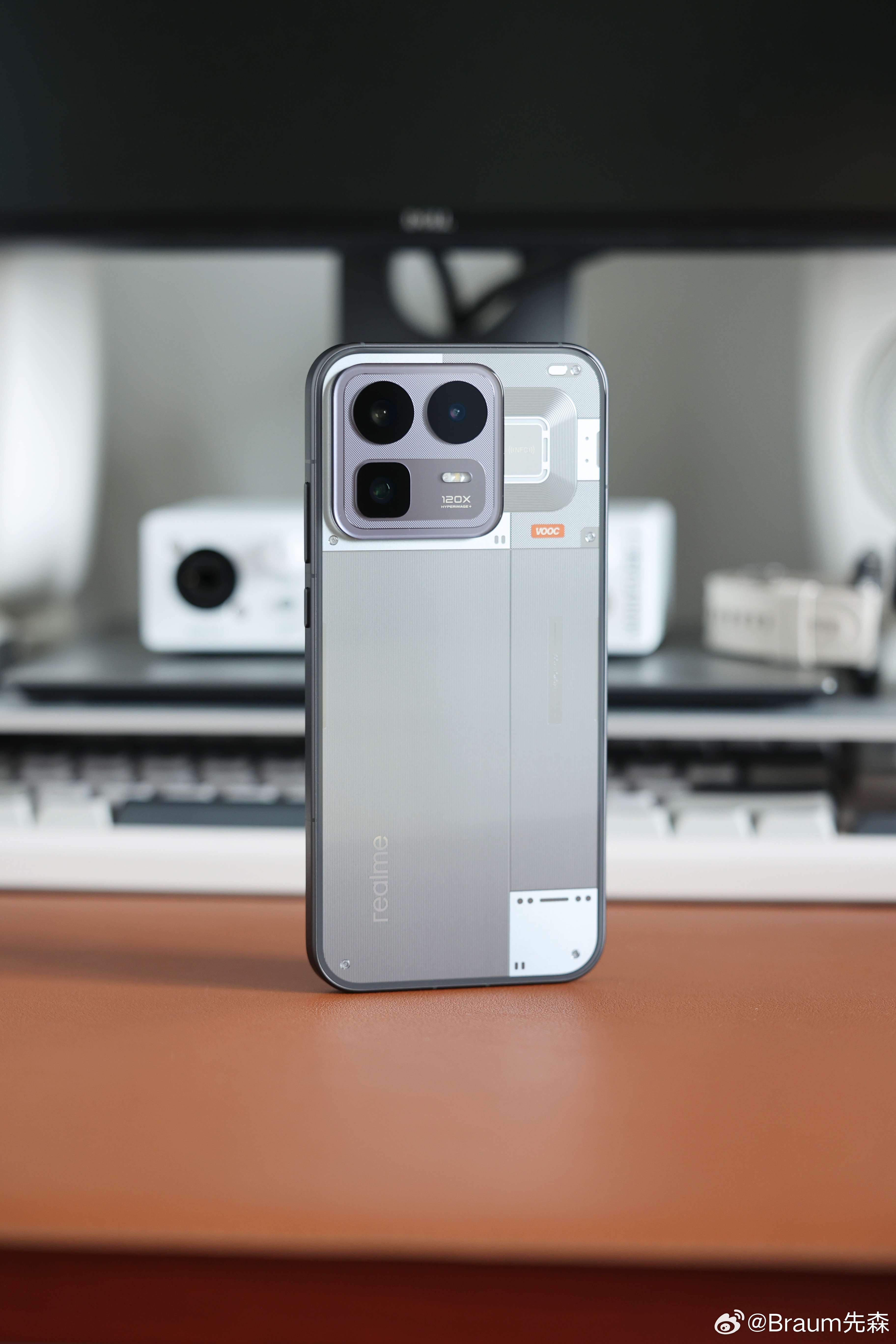 真我Neo8的灰色真机，这小灯保留下来还挺好看的。真我Neo8