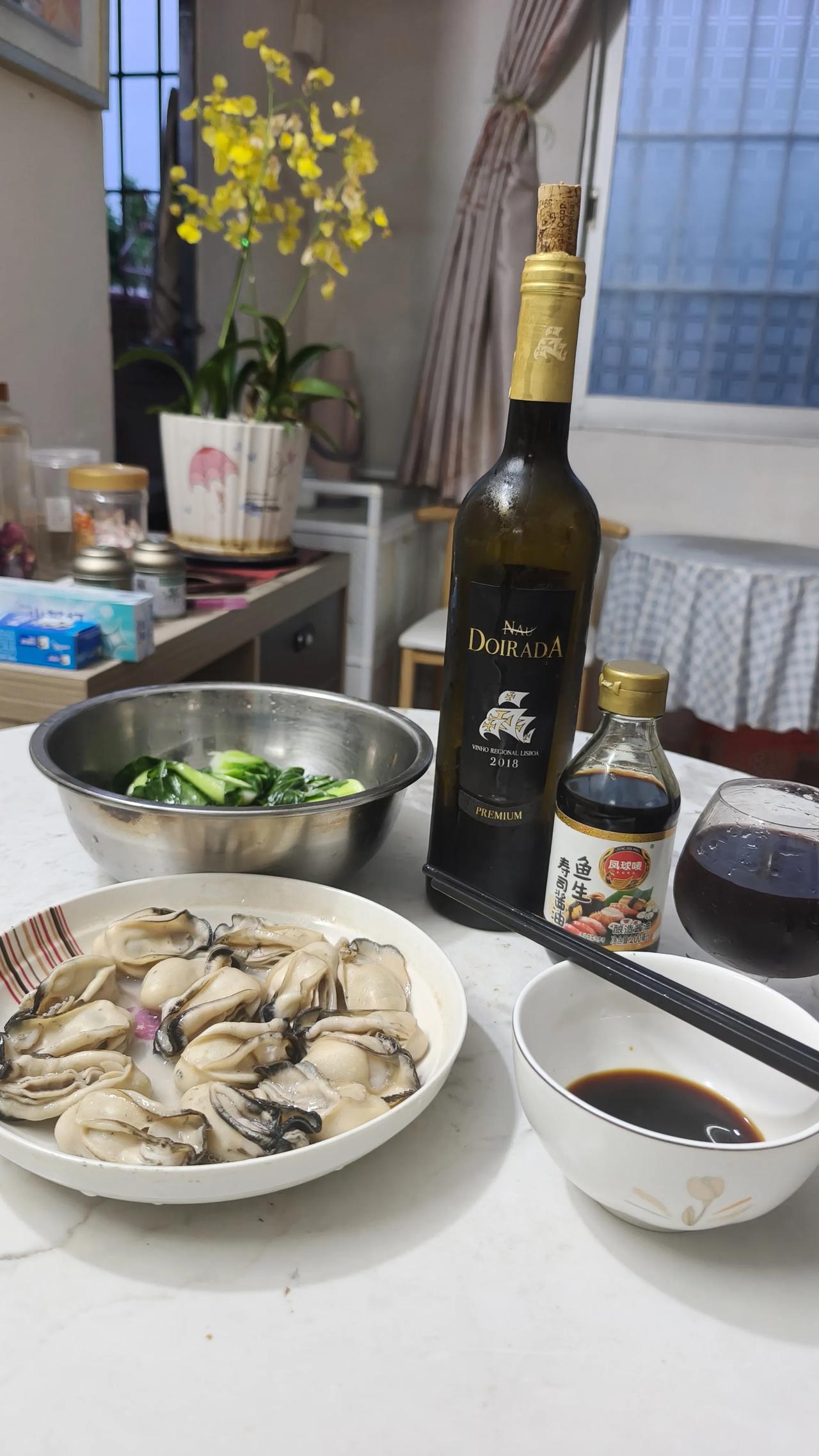 晒晒你自己做的家常菜很失礼！这就是我的家常菜，去市场买16只生蚝回家就靠白灼，再