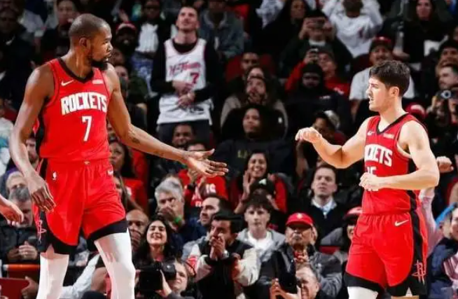 有没有发现，自从重用谢泼德+霍勒迪两后卫后，我火战绩就好起来了只能说乌度卡和