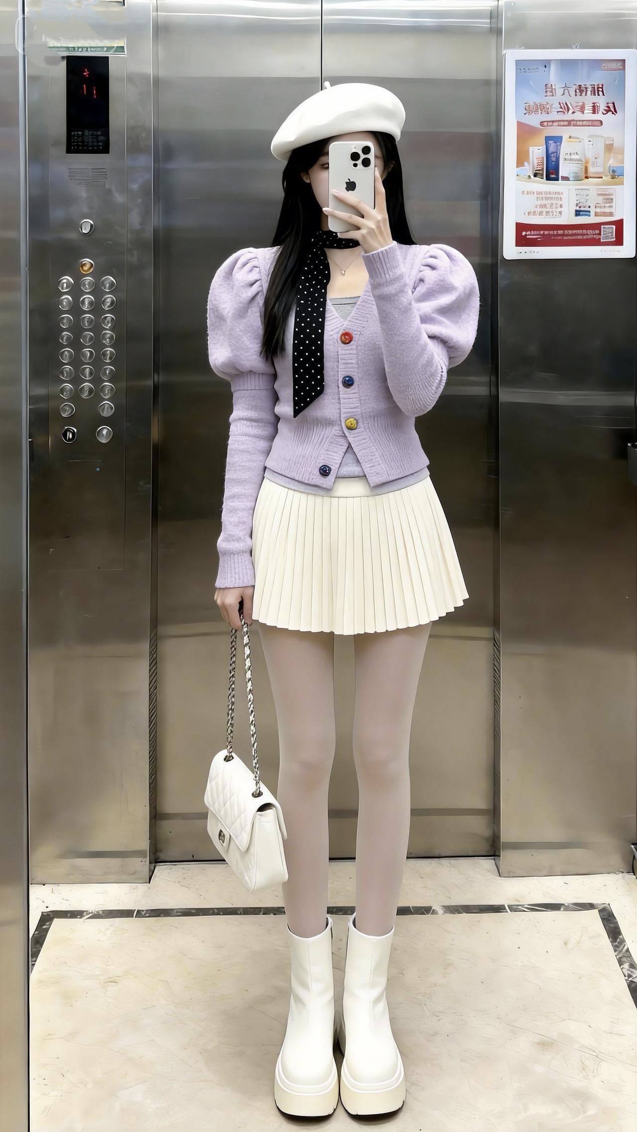 大小姐驾到！淡紫泡泡袖针织搭奶白百褶裙，像把薰衣草的柔裹进了穿搭里～波点丝巾和彩