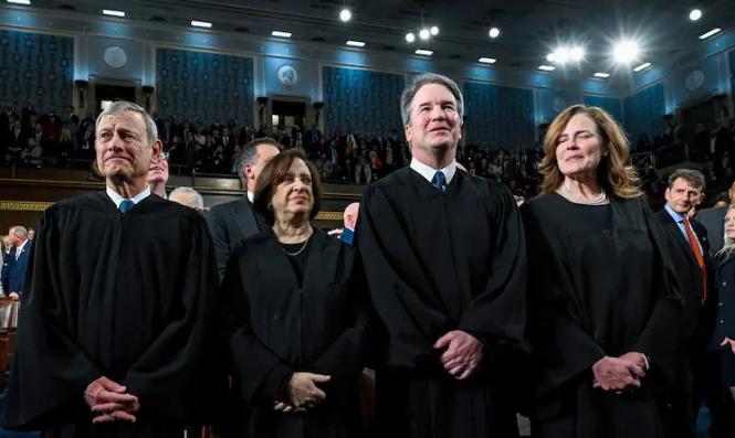 多么尴尬。当特朗普在国会发表国情咨文演讲时，国会大厦前排的听众，正是他四天前痛斥