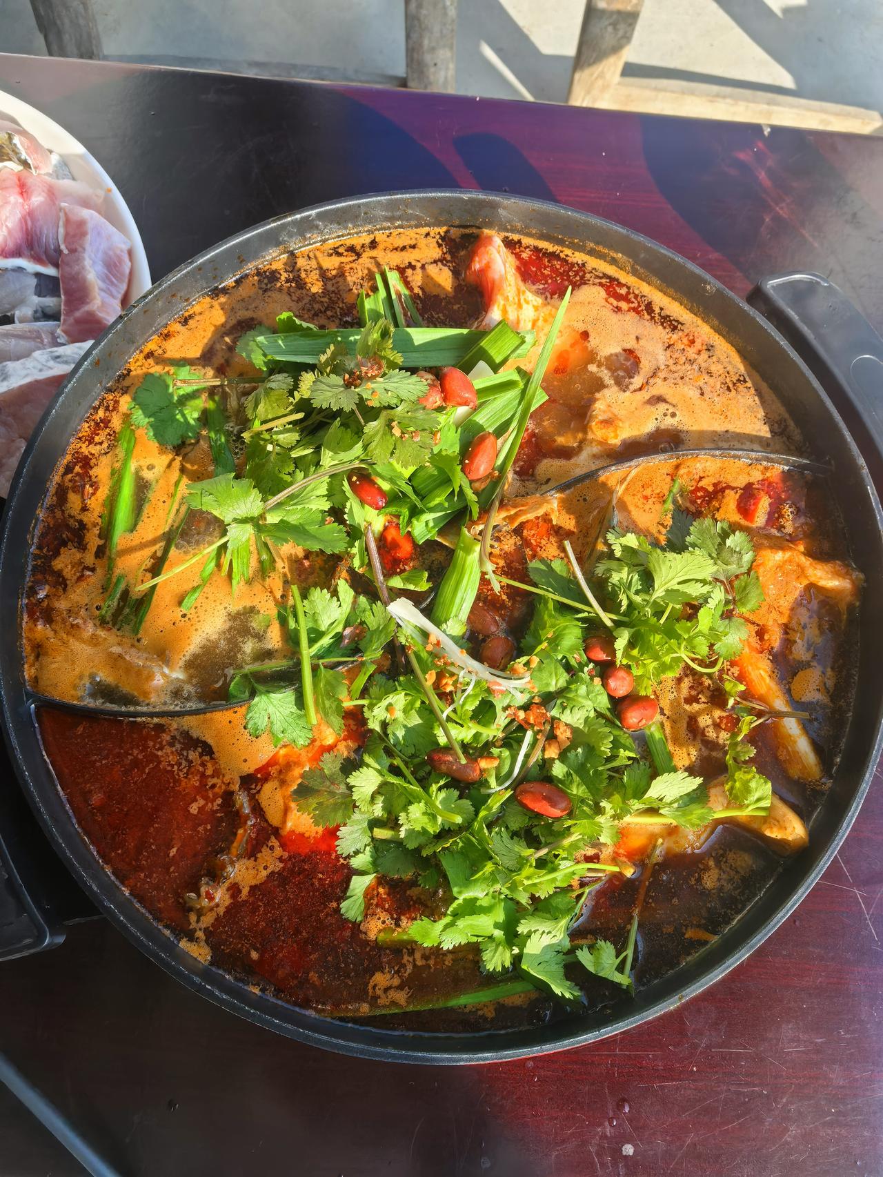 晒图笔记大赛今天的美食必须晒：自制火锅🥘。还是野营，一家人开着车，回老家，吃火