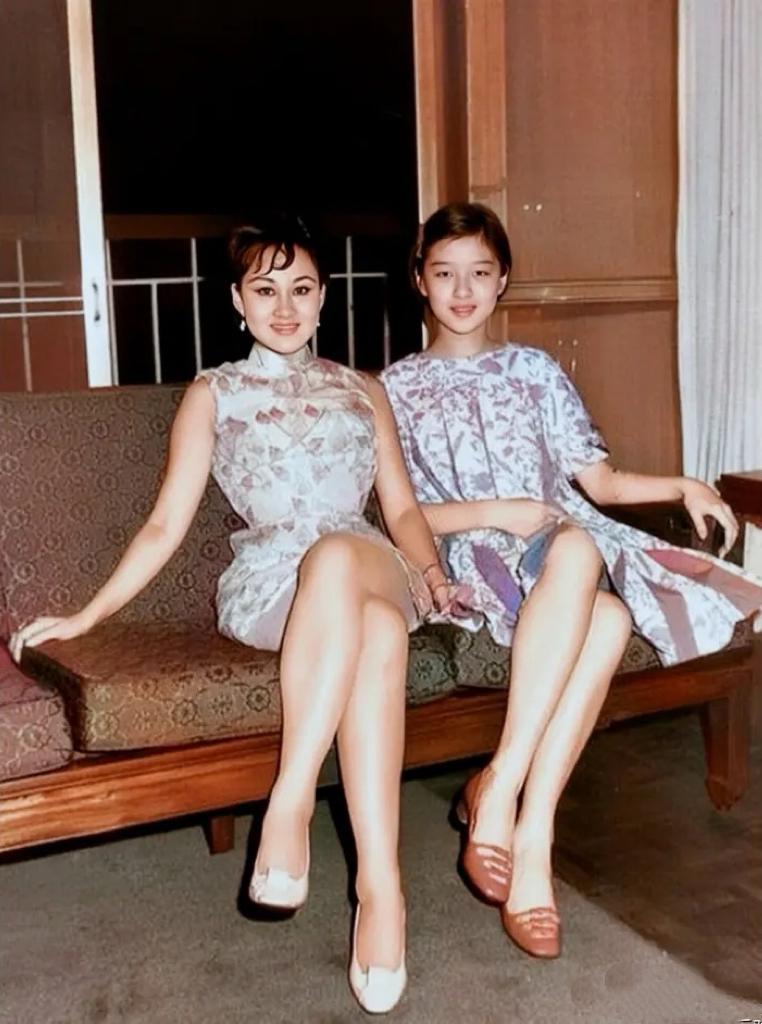 1969年，16岁的胡因梦与当红女星林玑的合影，当时的胡因梦还是一名高中生，不过