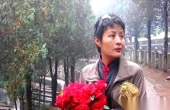 就因为给牺牲的战友送行，她朝天打了38发子弹。然后，军籍没了，人被开除了。一