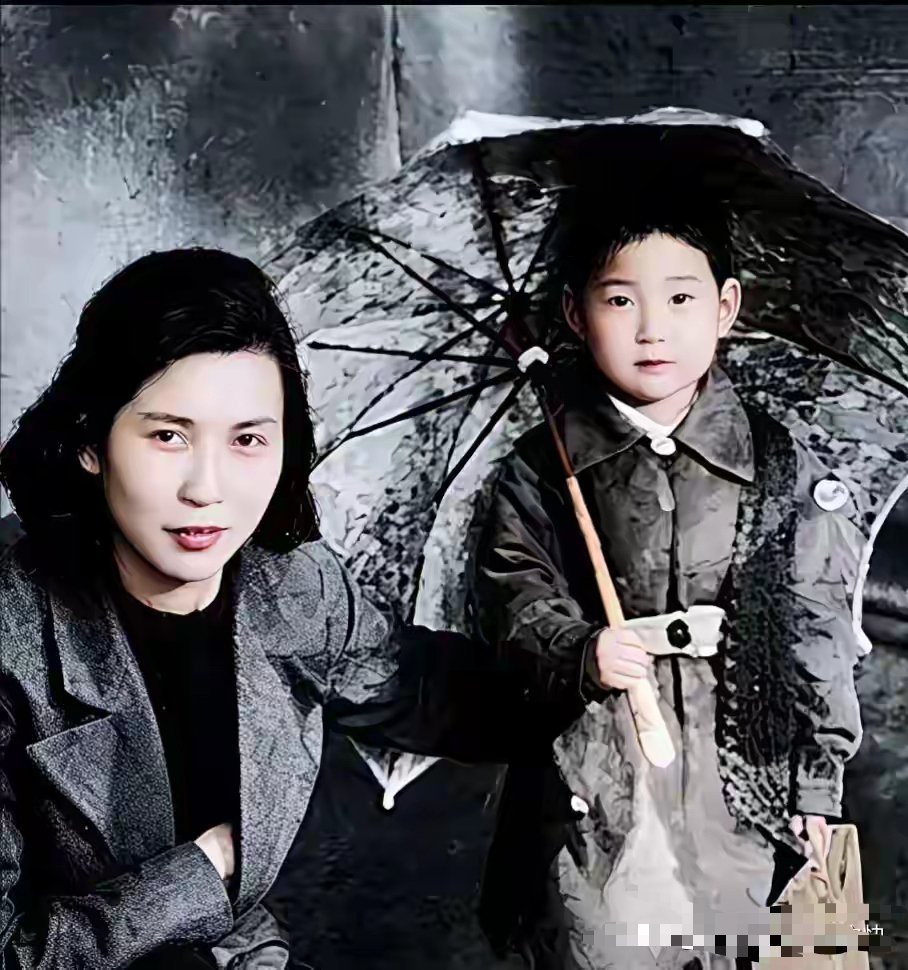 一张在苏联时的老照片，贺子珍拥着幼年李敏。异国寒风刺骨，母女温柔定格。