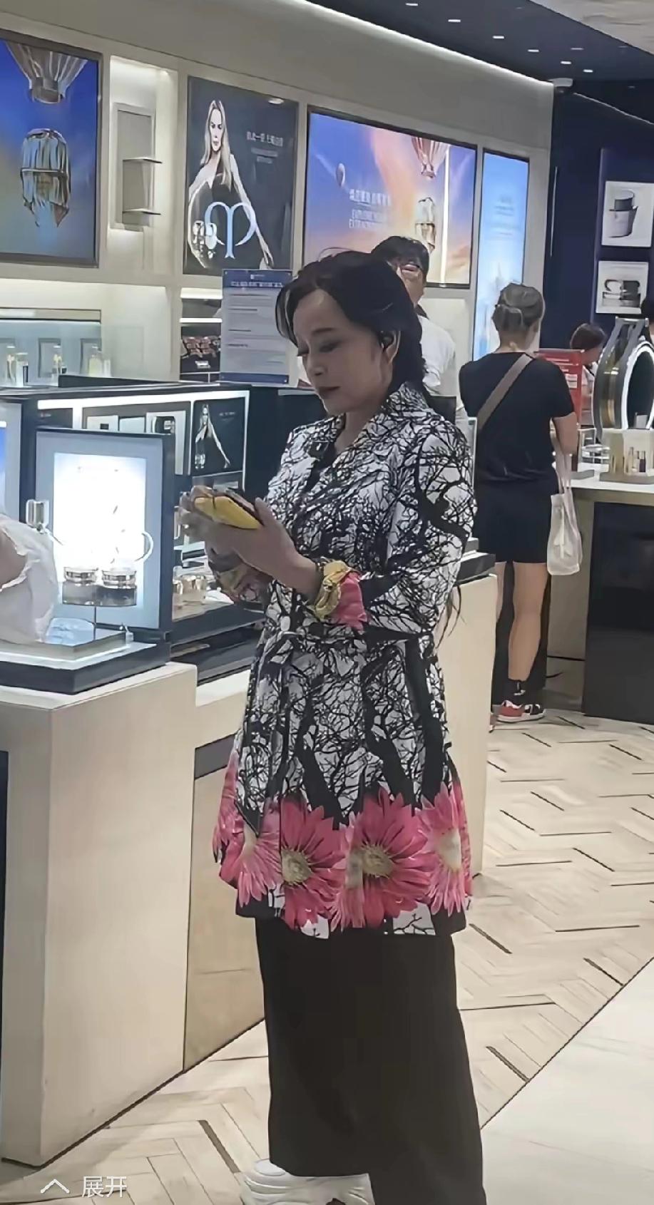 70+刘晓庆三亚逛专柜，这身“花里胡哨”的穿搭，你能get到吗？74岁的刘